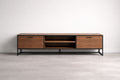 Mueble de TV de madera y metal marrón con estantes y puertas